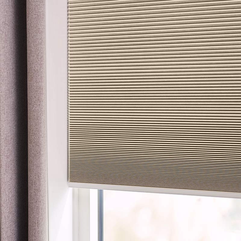 Astrid plisségardin m/snoretræk mørklægning Lys beige - Honeycomb