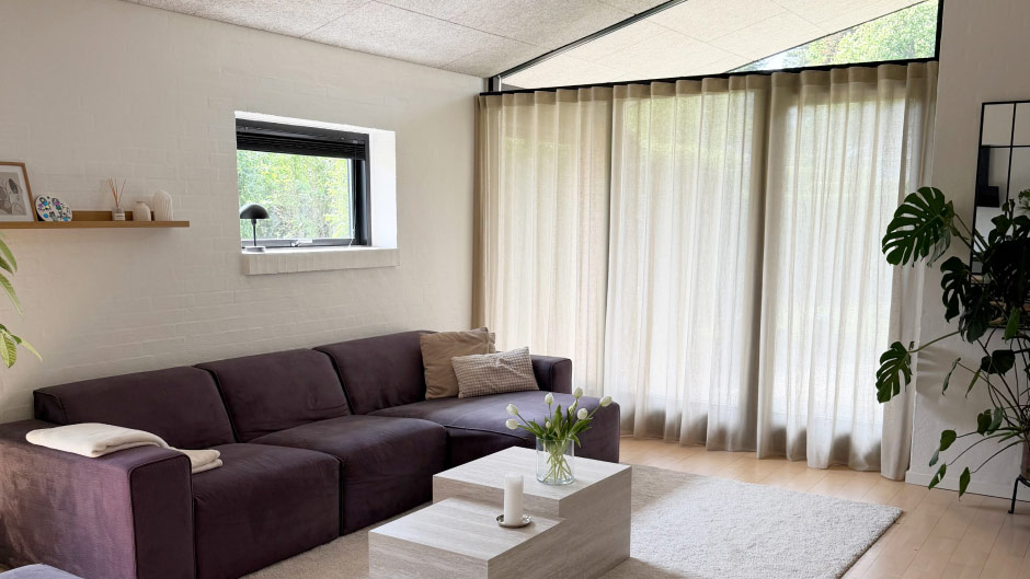 Gulv til luft stofgardiner i beige