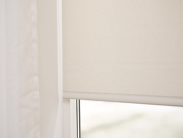Beige rullegardin i vinduet