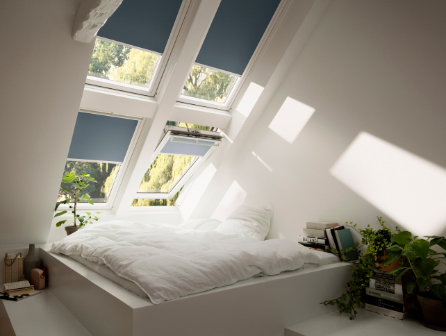 Blå VELUX ovenlysgardiner i soveværelse