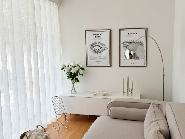 Lyse og lette transparente gardiner til stuen.