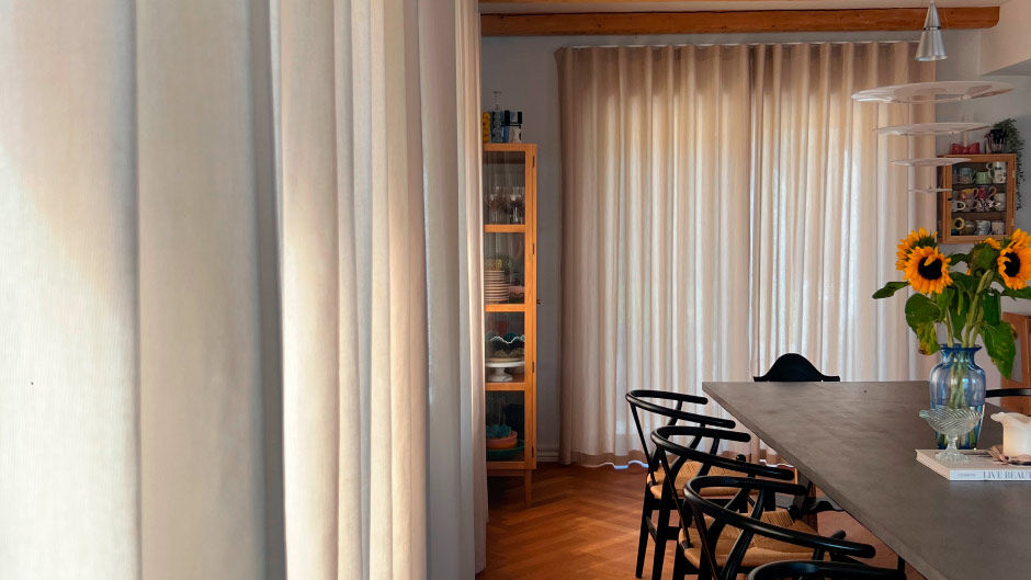 Smukke stofgardiner i stuen hos Natasha Rasmussen