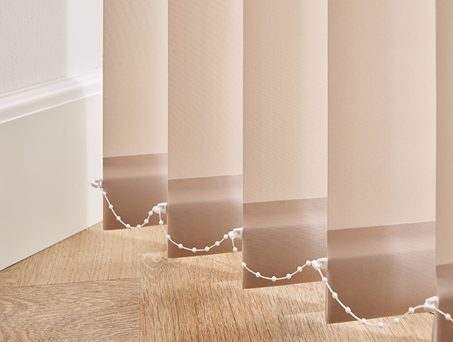 Lamelgardin med bundkæder i beige
