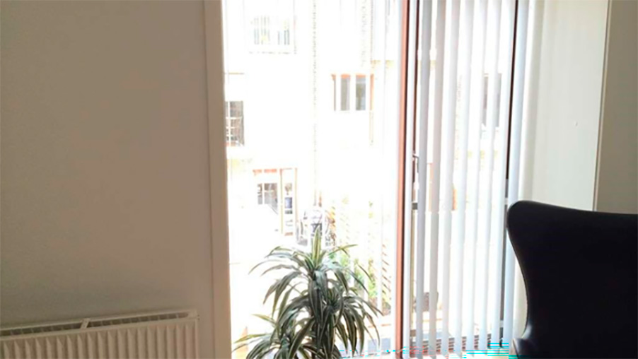 Hvide lamelgardiner til radiatorrækkerne i København