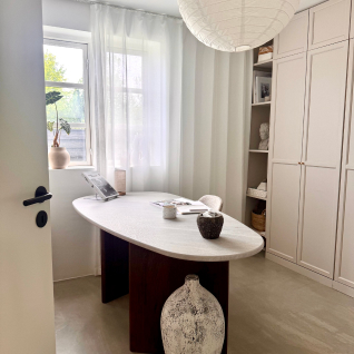 Hvide stofgardiner i stilrent design til kontoret